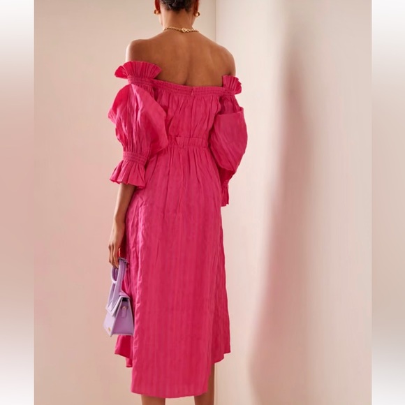 ๐บ๐HP๐๐บ NWT Cult Gaia Simona Off-The-Shoulder Ruffled Midi Dress Dragonfruit - Picture 5 of 16